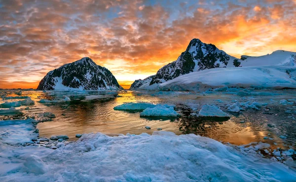 Midnight Sun Entrada Para Canal Lamaire Península Antártica Antártida Imagens De Bancos De Imagens