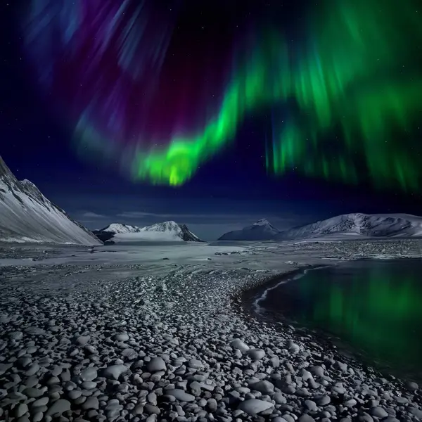 Aurora Boreal Está Acima Das Montanhas Costa Islândia Auroras Luzes Fotografias De Stock Royalty-Free