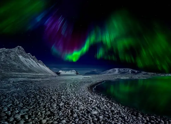 Aurora Borealis Zlanda Kıyısındaki Dağların Tepesinde Auroras Kuzey Güney Işıkları — Stok fotoğraf