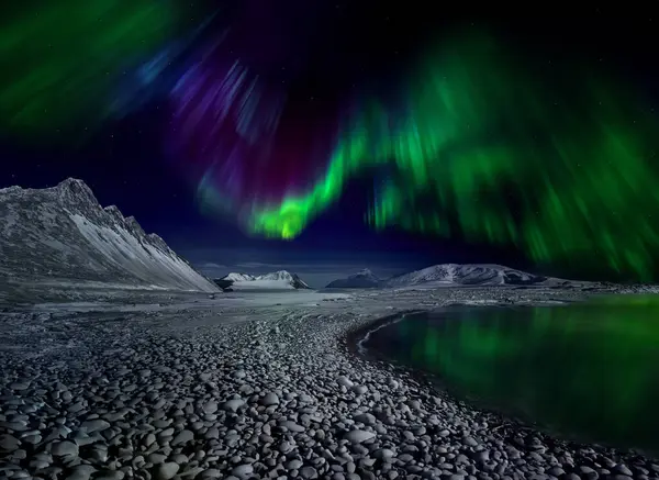 Aurora Borealis Boven Bergen Aan Kust Van Ijsland Aurora Noorder Stockafbeelding