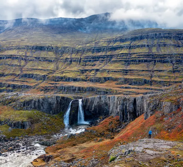 Wasserfall Einer Zerklüfteten Berglandschaft Osten Islands lizenzfreie Stockbilder