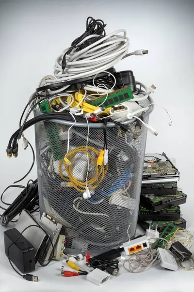 電子廃棄物 リサイクルのための時代遅れのテクノロジー — ストック写真