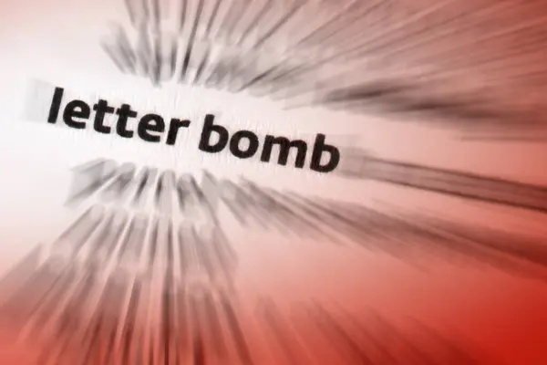Levelet Bombát Egy Robbanószerkezet Rejtett Ban Egy Kicsi Csomag Küldött — Stock Fotó