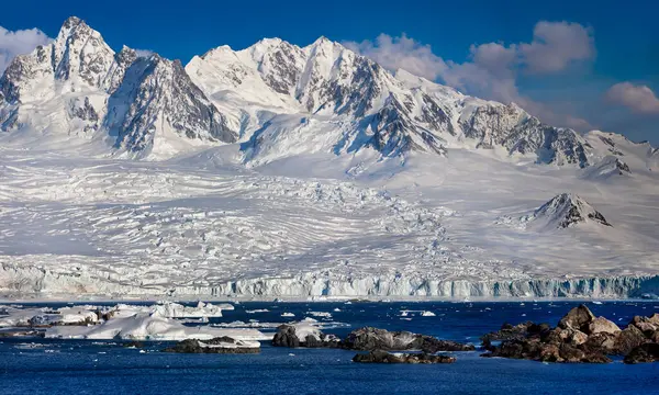 南極半島の海岸にある山と氷河 ストック画像
