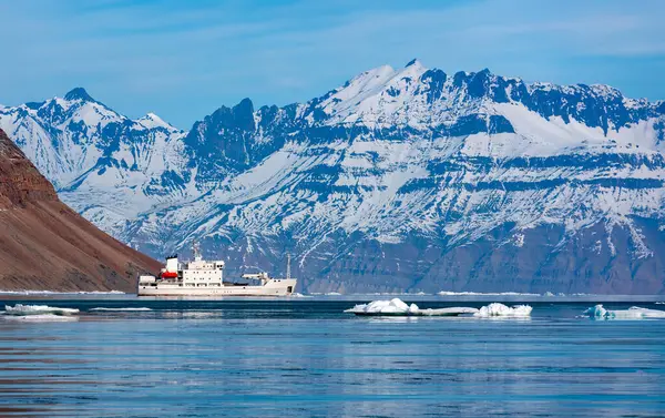Turistisbryder Udforsker Fjord Davy Sound Grønlands Nordøstlige Kyst Stock-foto