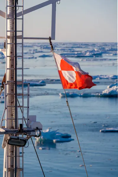 Bendera Greenland Terbang Dari Tiang Kapal Samudra Arktik Stok Foto