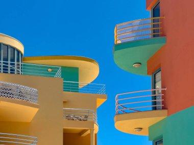 Renkli modern mimari - Albufeira, Portekiz 'de sahil manzaralı daireler.