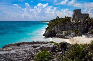 Meksika 'nın Quintana Roo eyaletindeki Tulum' da, Meksika 'nın Yucatan Yarımadası' ndaki Cancun tatil beldesine yakın olan Rüzgâr Tanrısı Tapınağı. 13. yüzyıldan kalma tarihler.
