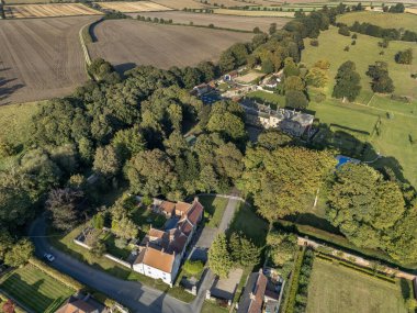 İngiltere 'nin Kuzey Yorkshire kırsalındaki Langton Village ve Hall' un hava manzarası