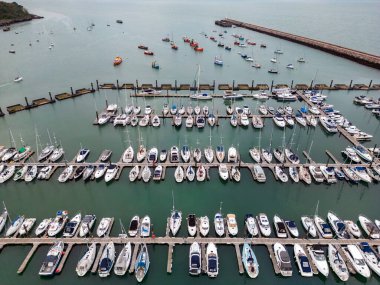 İngiltere 'nin güneybatısındaki Devon' ın güney kıyısındaki Brixham marinasının havadan görüntüsü..