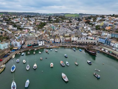 İngiltere 'nin güneybatısındaki Devon' ın güney kıyısındaki Brixham Limanı 'nın havadan görüntüsü..