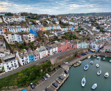 İngiltere 'nin güneybatısındaki Devon' ın güney kıyısındaki Brixham Limanı 'nın havadan görüntüsü..