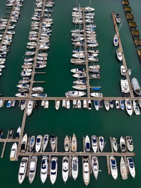 İngiltere 'nin güneybatısındaki Devon' ın güney kıyısındaki Brixham marinasının havadan görüntüsü..