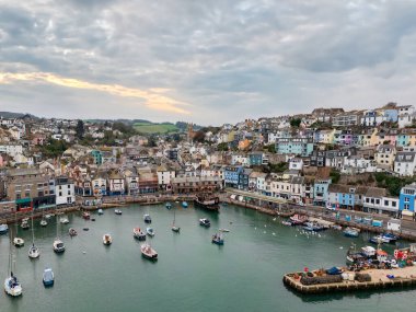 İngiltere 'nin güneybatısındaki Devon' ın güney kıyısındaki Brixham Limanı 'nın havadan görüntüsü..