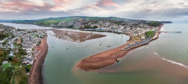 Birleşik Krallık 'ta Devon' ın güney sahilinde Teignmouth 'ta Teign Nehri' nin haliçleri..