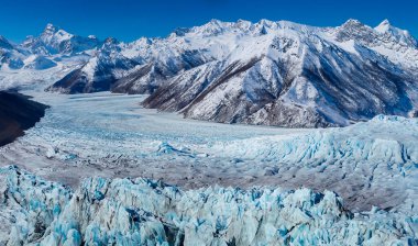 Alaska, Juneau yakınlarındaki dağlarda buzul manzarası.