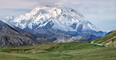 Alaska Denali Ulusal Parkı 'ndaki McKinley Dağı. McKinley Dağı, deniz seviyesinden 6190 metre (20,310 feet) yüksekteki Kuzey Amerika 'daki en yüksek dağdır..