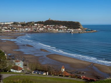 İngiltere 'nin Kuzey Yorkshire kıyısındaki Scarborough sahil kasabasının alçak gelgitinde hava manzarası.