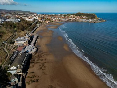 İngiltere 'nin Kuzey Yorkshire kıyısındaki Scarborough sahil kasabasının alçak gelgitinde hava manzarası.