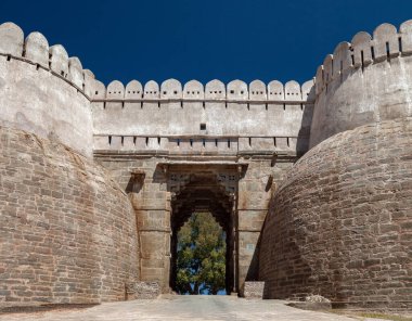Ram Pol (Ram Gate), Hindistan 'ın Rajasthan ilçesinin Aravalli Tepeleri' ndeki Kumbhalgarh Kalesi 'nin duvarları ve siperlerinde..