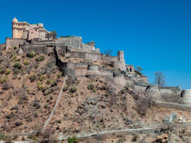 Hindistan, Rajasthan 'ın Rajsamand ilçesindeki Aravalli Tepeleri' ndeki Kumbhalgarh Kalesi..