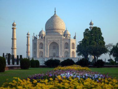 Agra 'daki Tac Mahal, Uttar Pradesh, Hindistan. 1631 yılında, 5. Babür İmparatoru Şah Cihan (1628 - 1658) tarafından sevgili eşinin mezarını ziyaret etmesi için görevlendirildi..