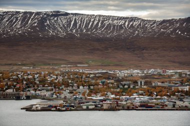 İzlanda 'nın kuzey kıyısındaki Akureyri kasabası fiyort sonunda Eyjafjorour.