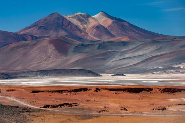 Kuzey Şili, Güney Amerika 'daki Atacama Çölü' nün yükseklerindeki Calientes ve Andes Dağları..