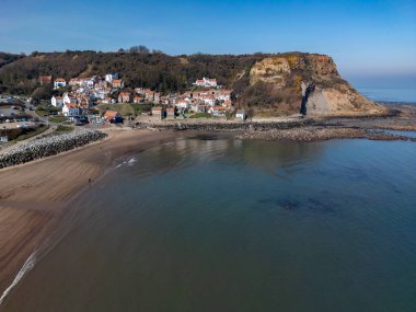 İngiltere 'nin kuzeydoğusundaki Kuzey Yorkshire sahilinde Runswick Körfezi' nin hava manzarası..