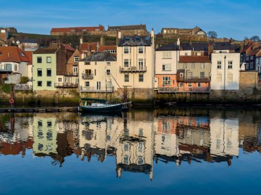 Öğleden sonra, İngiltere 'nin kuzeydoğusundaki Kuzey Yorkshire kıyısındaki Whitby rıhtımında güneş ışığı.