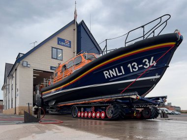 Shannon Sınıfı tüm hava durumu cankurtaranları RNLI Filika İstasyonu 'nun dışında, Kuzey Galler' deki Rhyl 'de..