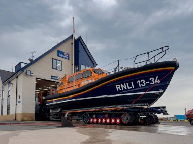 Shannon Sınıfı tüm hava durumu cankurtaranları RNLI Filika İstasyonu 'nun dışında, Kuzey Galler' deki Rhyl 'de..
