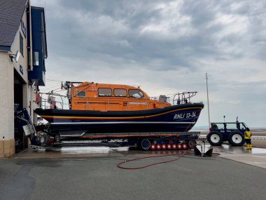 Shannon Sınıfı tüm hava durumu cankurtaranları RNLI Filika İstasyonu 'nun dışında, Kuzey Galler' deki Rhyl 'de..