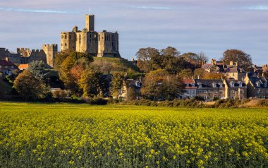 Warkworth köyü ve İngiltere 'nin kuzeydoğusundaki Northumberland eyaletindeki ortaçağ şatosu harap oldu. Kale 1157 yılına ait..