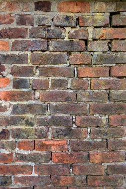 Eski bir dış duvarın kapağı kötü durumda.