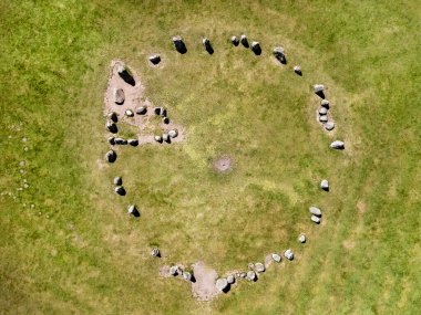 5000 yıllık Castlerigg Prehistorik Taş Çemberi Cumbria 'da Keswick yakınlarında, İngiltere' nin kuzeybatısında. Neolitik dönemde inşa edilen yapı, Avrupa 'nın en eski taş çevrelerinden biridir..