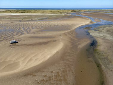 İngiltere 'nin kuzeybatısındaki Cumbria kıyısındaki Ravenglass köyüne yakın gelgit var..