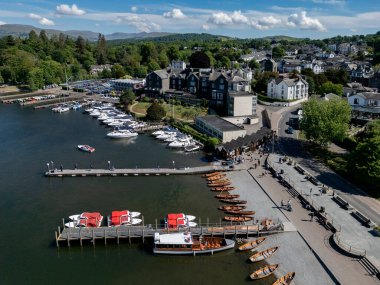 İngiltere 'nin kuzeybatısındaki Cumbria Gölü bölgesindeki Bowness-on-Windermere liman manzarası.