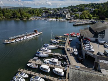 İngiltere 'nin kuzeybatısındaki Cumbria Gölü bölgesindeki Bowness-on-Windermere liman manzarası.