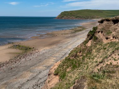 St. Bees Head 'in olduğu Fleswick Körfezi' ndeki plaj. Cumbria İngiltere 'nin kuzeybatısında.