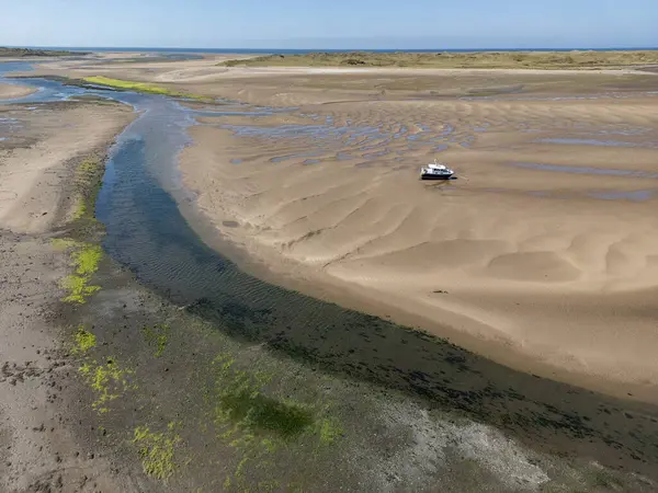İngiltere 'nin kuzeybatısındaki Cumbria kıyısındaki Ravenglass köyüne yakın gelgit var..