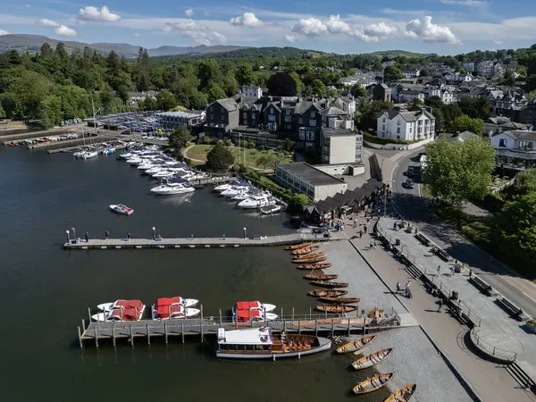 İngiltere 'nin kuzeybatısındaki Cumbria Gölü bölgesindeki Bowness-on-Windermere liman manzarası.
