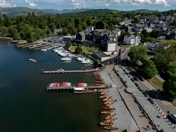 İngiltere 'nin kuzeybatısındaki Cumbria Gölü bölgesindeki Bowness-on-Windermere liman manzarası.