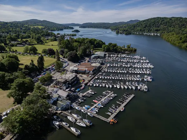 İngiltere 'nin kuzeybatısındaki Cumbria Gölü Bölgesi' nde Windermere Gölü 'ndeki Bowness-on-Windermere marinasındaki hava manzarası..
