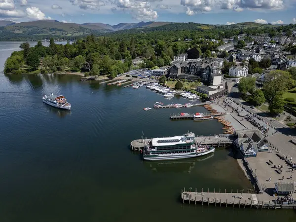 İngiltere 'nin kuzeybatısındaki Cumbria Gölü bölgesindeki Bowness-on-Windermere liman manzarası.