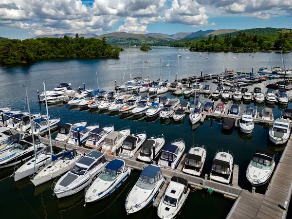 İngiltere 'nin kuzeybatısındaki Cumbria Gölü Bölgesi' nde Windermere Gölü 'ndeki Bowness-on-Windermere marinasındaki hava manzarası..