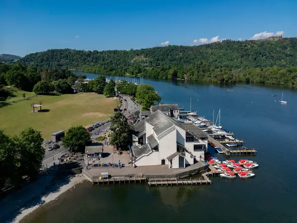 İngiltere 'nin kuzeybatısındaki Cumbria Gölü bölgesindeki Bowness-on-Windermere' de..