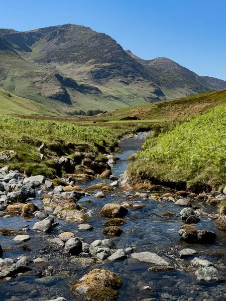 İngiltere 'nin kuzeybatısındaki Cumbria' daki Lake District 'teki Honister Geçidi' ndeki dağ deresi..