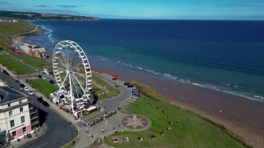İngiltere 'nin kuzeydoğusundaki Kuzey Yorkshire kıyısındaki Whitby kıyı kasabasının havadan görünüşü