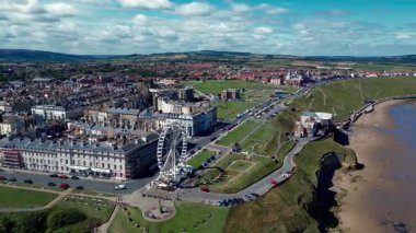 İngiltere 'nin kuzeydoğusundaki Kuzey Yorkshire kıyısındaki Whitby kıyı kasabasının havadan görünüşü